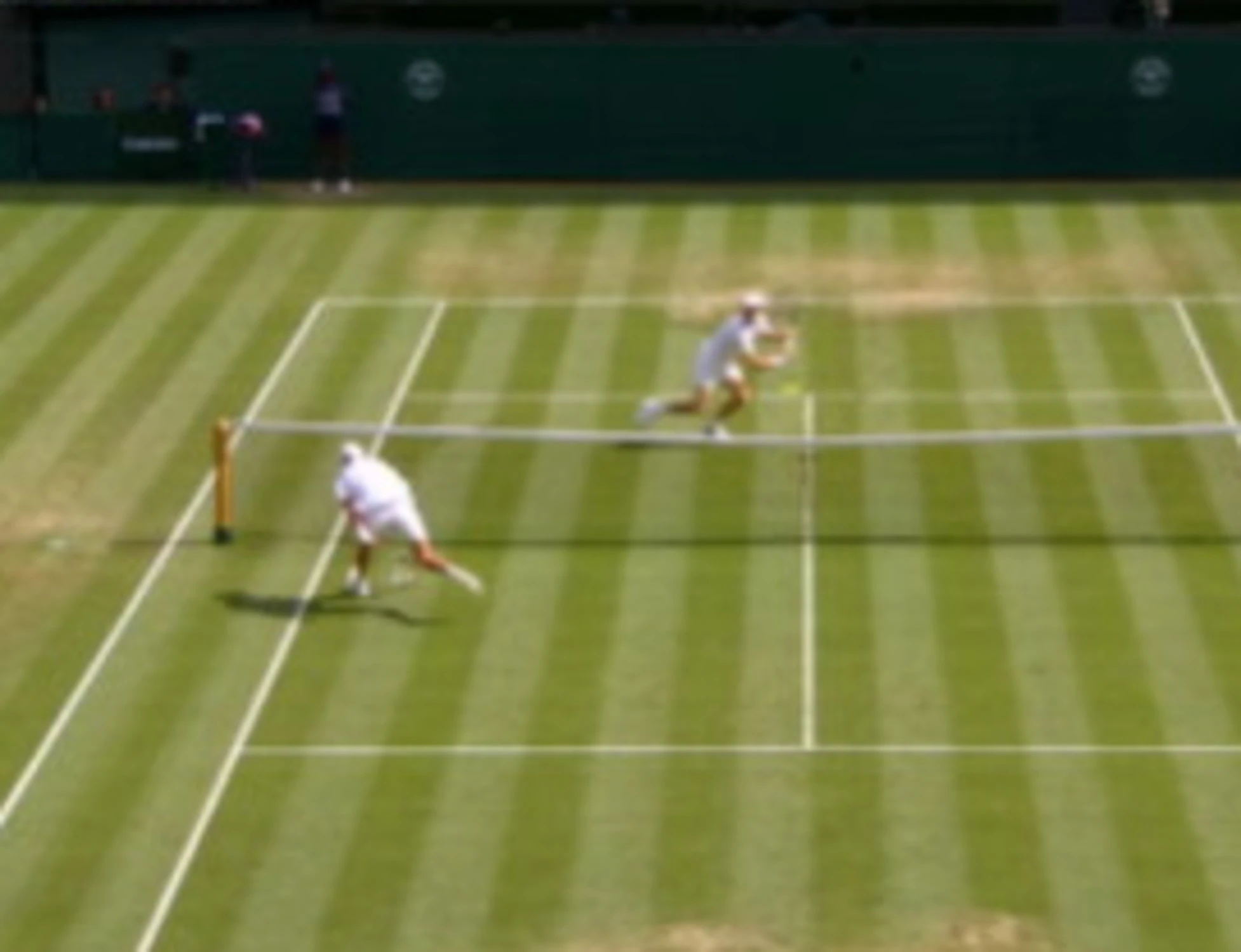 Sinner agli ottavi di Wimbledon: il punto che fulmina Brooksby e il gesto alla Alcaraz