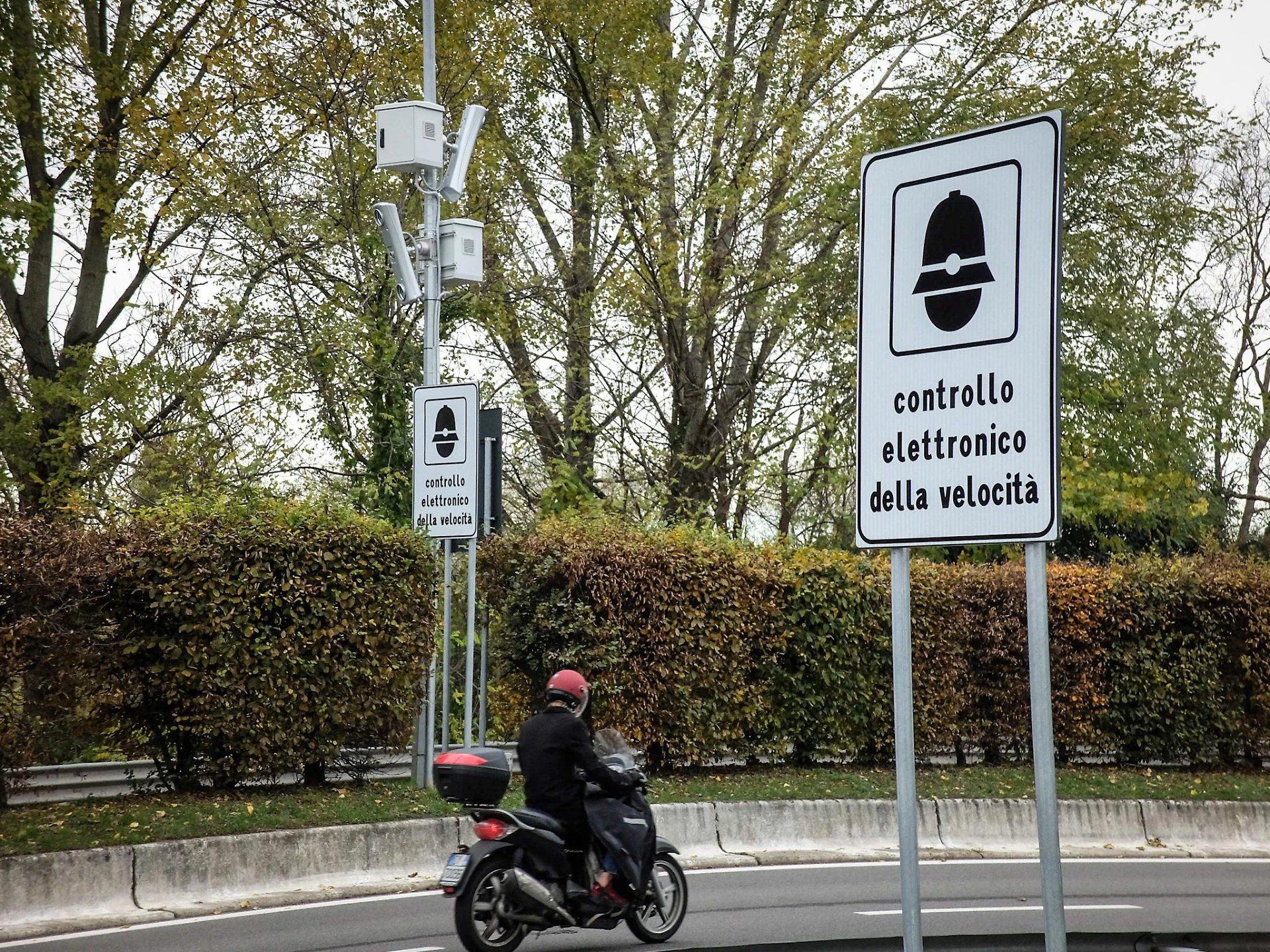 Autovelox, la nuova trappola letale: il "telefonino" che ti becca in ogni situazione, pioggia di multe