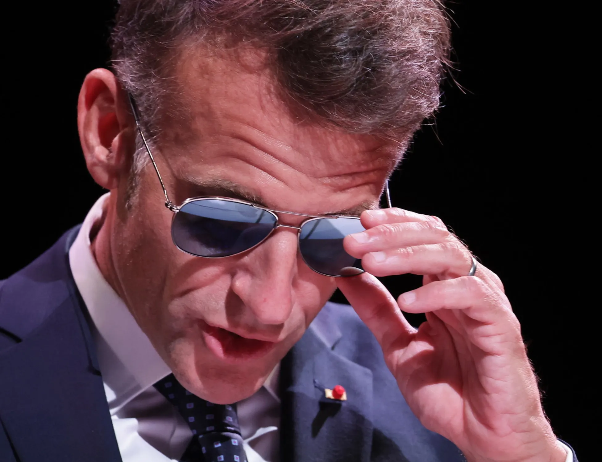 Leggi l'articolo: "Puzza e urina ovunque". Schiaffo a Macron: chi lo umilia