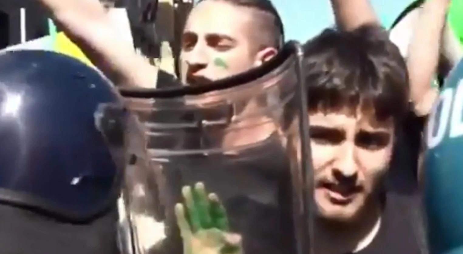 Matteo Salvini inchioda il manifestante: "Ma quale ambiente", lo schifo contro il poliziotto