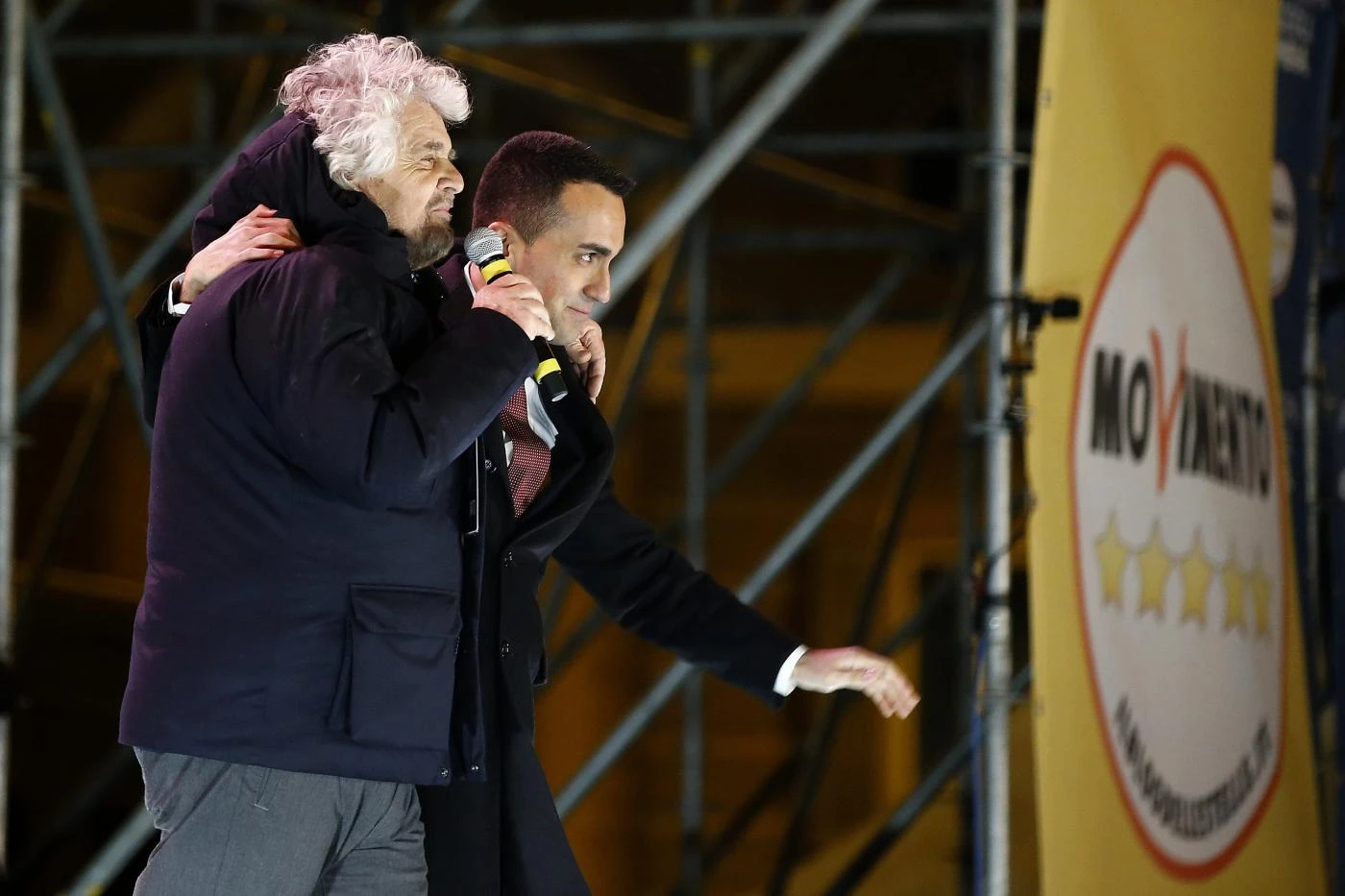 Luigi Di Maio processato dalla fronda M5s. Lo vogliono far fuori, Grillo non muove un dito