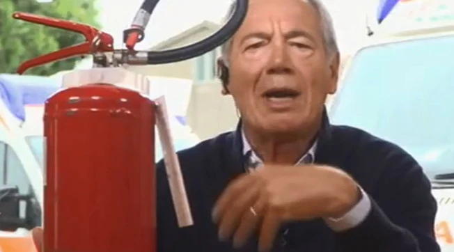 Coronavirus, Guido Bertolaso a L'aria che tira con estintore in mano: "Cosa avete fatto fino ad ora?", frecciata a De Luca (senza nominarlo)