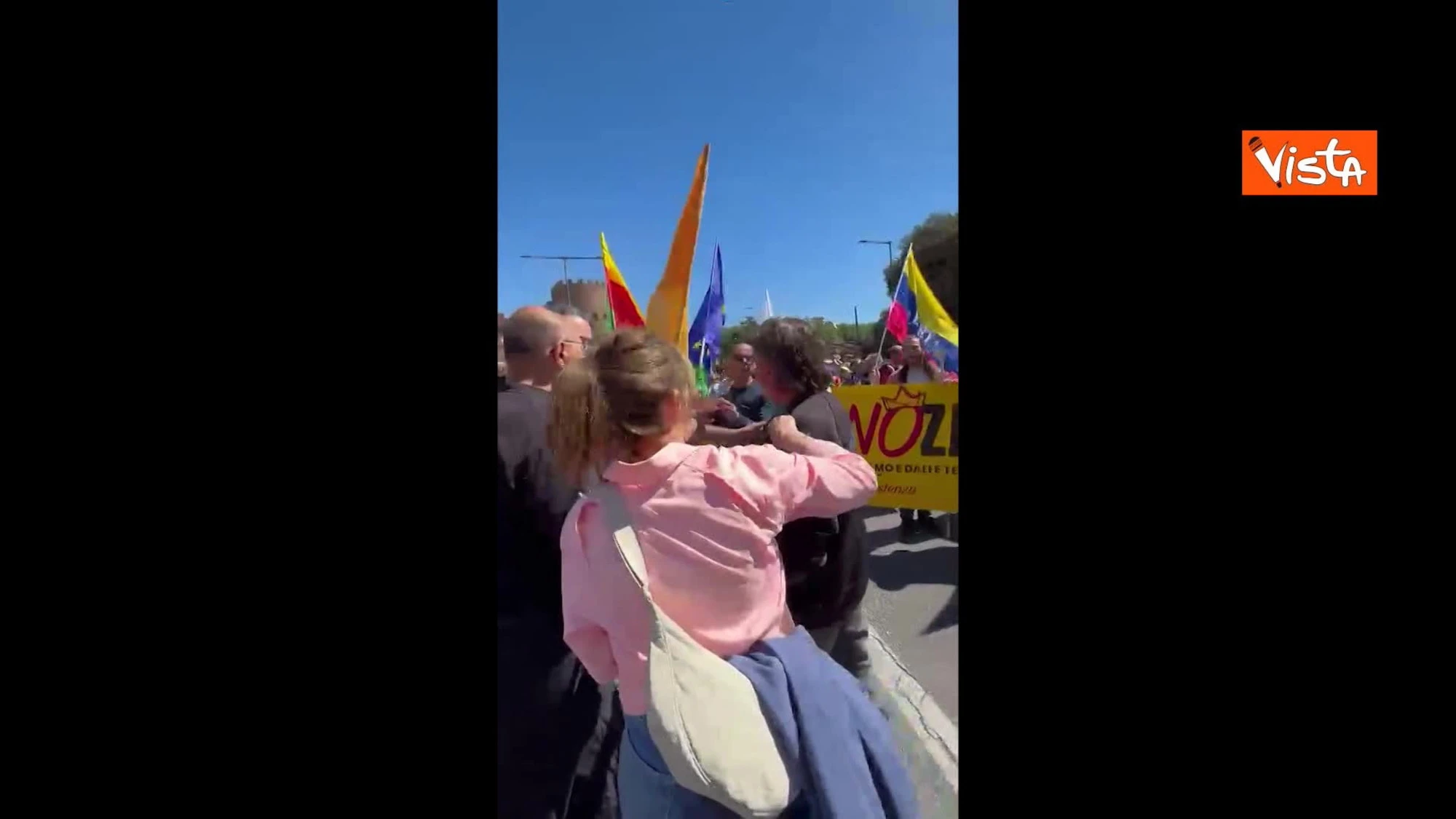 Spintoni, urla, insulti e bandiere bruciate: 25 Aprile, il video della rissa a Roma