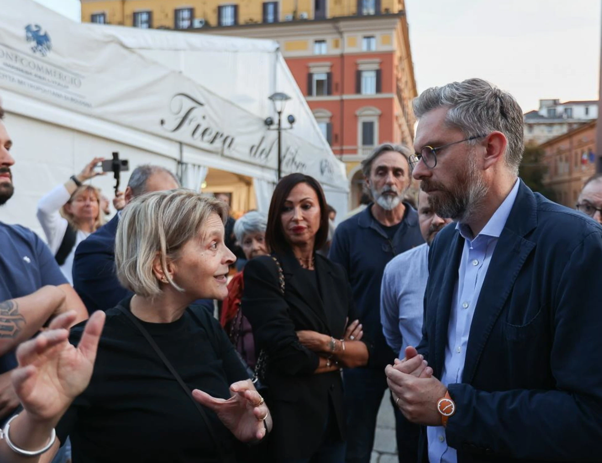 Pd, la Bologna rossa sfregia il presepe: cosa appare in piazza