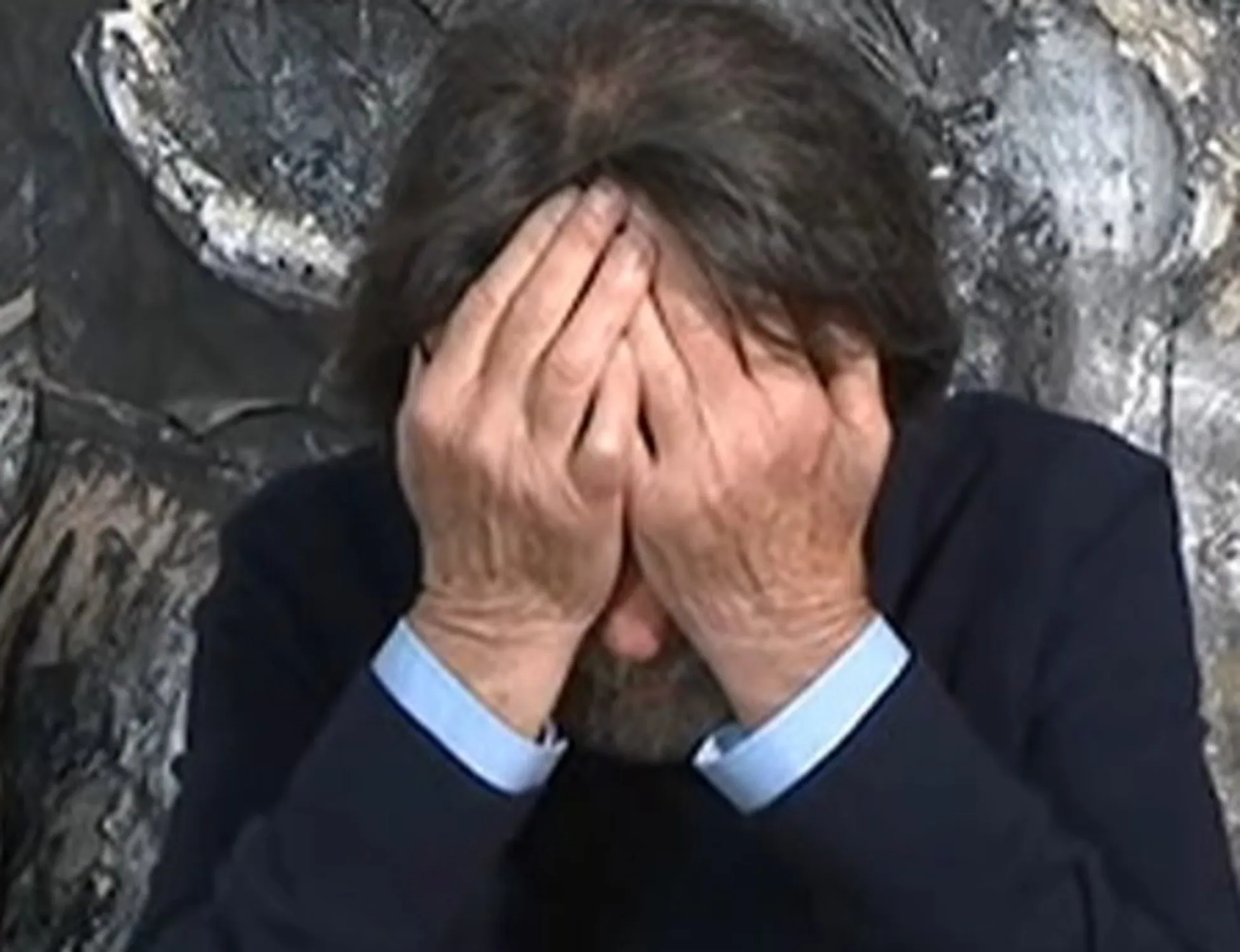 Leggi l'articolo: "Mamma mia...", si dispera poi urla: Cacciari, rissa su La7 