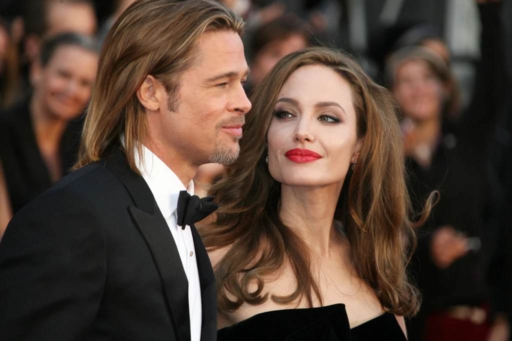La Jolie acquista un'isola a forma di cuore per i 50 anni di Brad