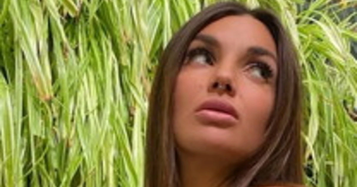 Elettra Lamborghini, la foto proibita: dove si "infila" la mano di lui, scatto da bollino rosso
