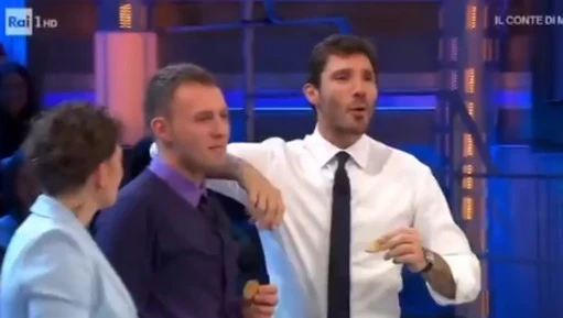 Affari Tuoi, il pesante sospetto su Stefano De Martino: "Perché mangia sempre le tegole"
