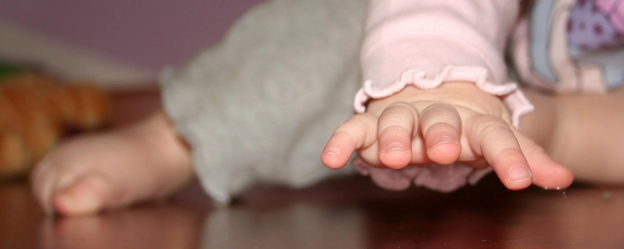 Tenta di rapire bimba di un anno e le rompe una gamba