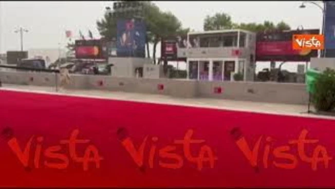 Venezia 83, la pioggia battente sul red carpet prima dell'arrivo delle star