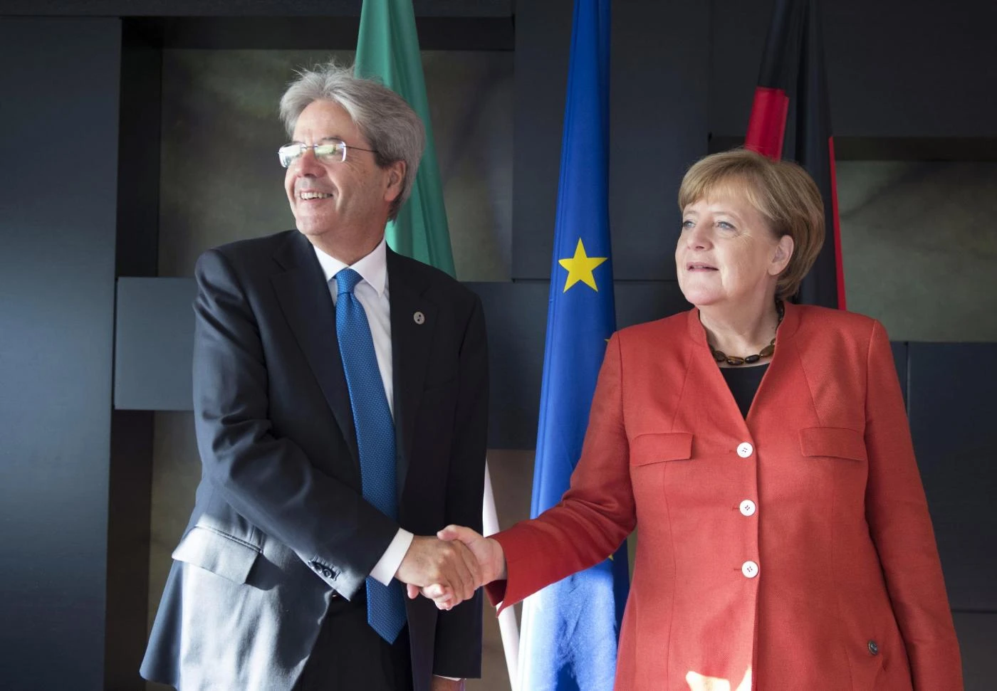 Angela Merkel, la telefonata segreta al Pd: "Il governo va fatto a tutti i costi". Il diabolico piano buonista