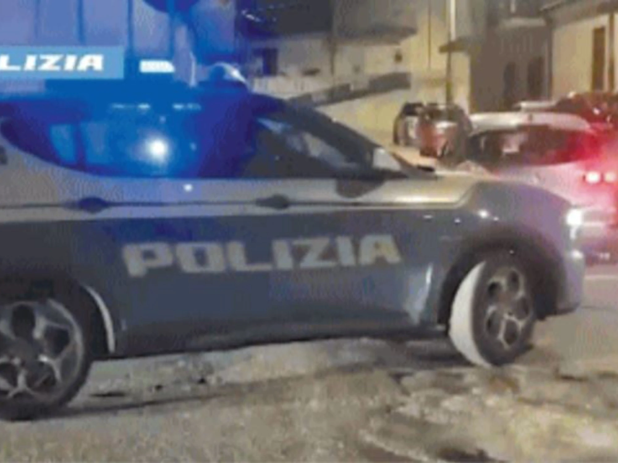Milano, accoltellato da tre nordafricani per un borsello: è gravissimo