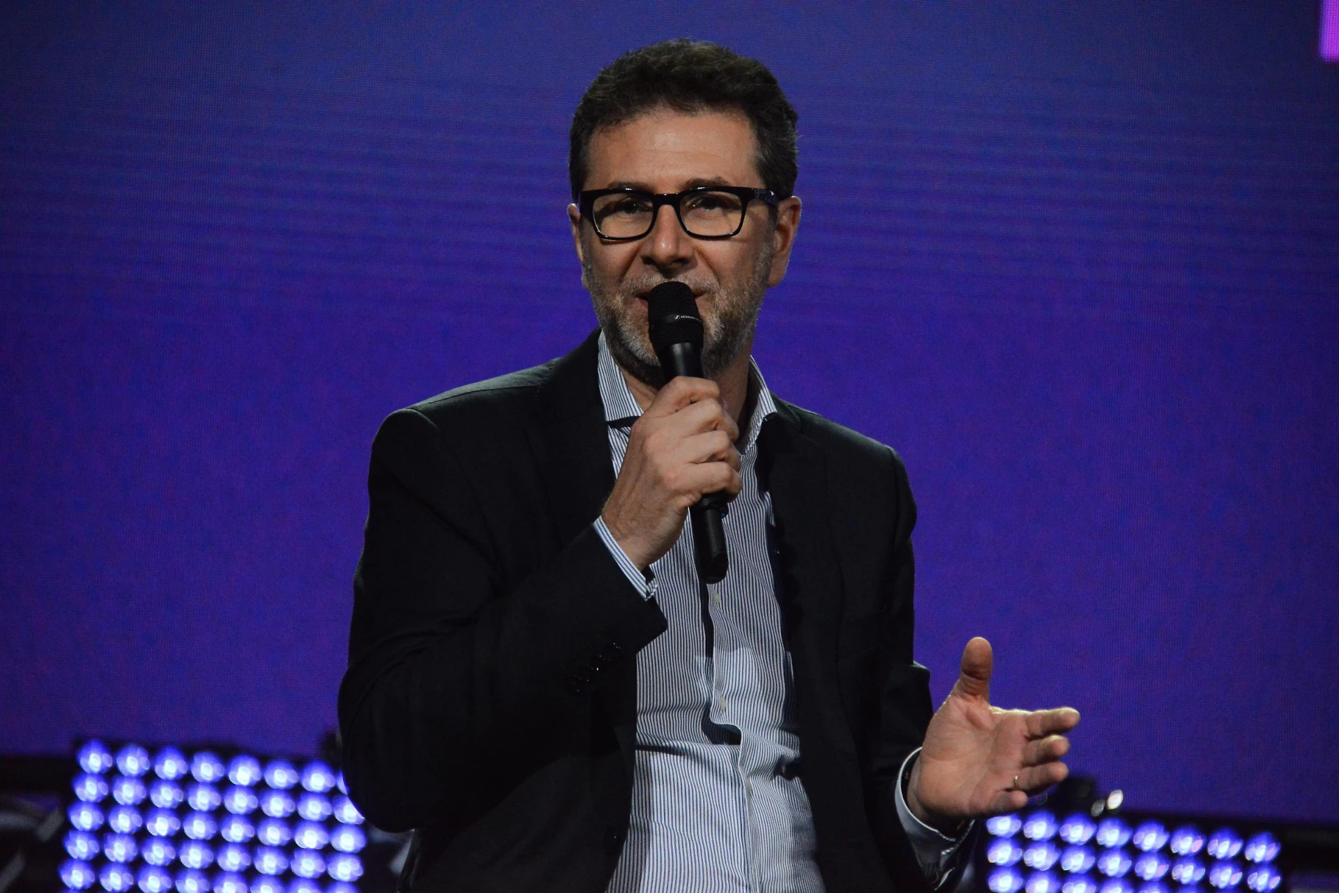 Fabio Fazio e Che tempo che fa, crollano gli ascolti e gli sponsor scappano. Ma lui ringrazia il pubblico su Twitter