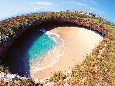 Hidden Beach, la spiaggia più bella del mondo è nata da una bomba