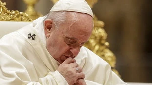 Papa Francesco, paura in Vaticano: positivo il suo collaboratore. Sempre più vicini al lock-down
