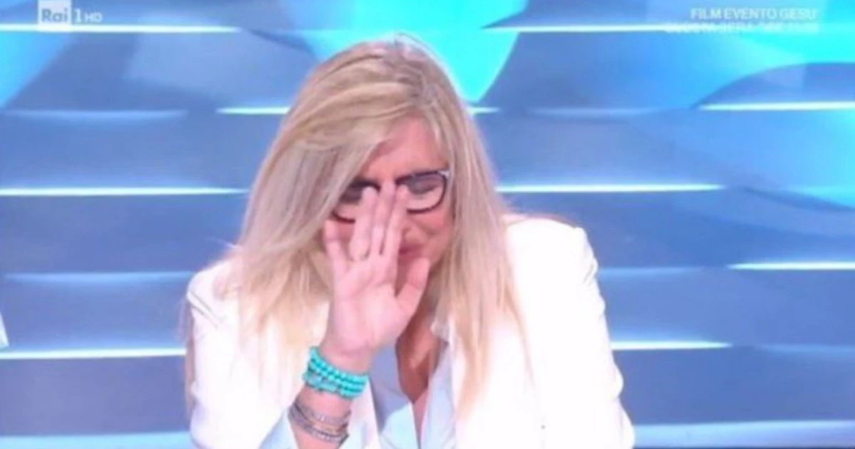 Domenica In, Mara Venier scoppia in lacrime: morte e strazio, stop alla diretta. Mai vista così