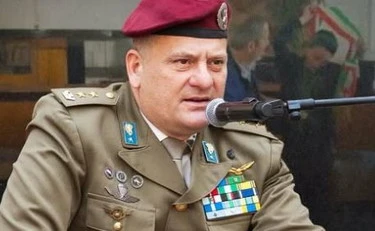 Il tenente Paglia dà una lezione alla Zeller: cosa è il Tricolore