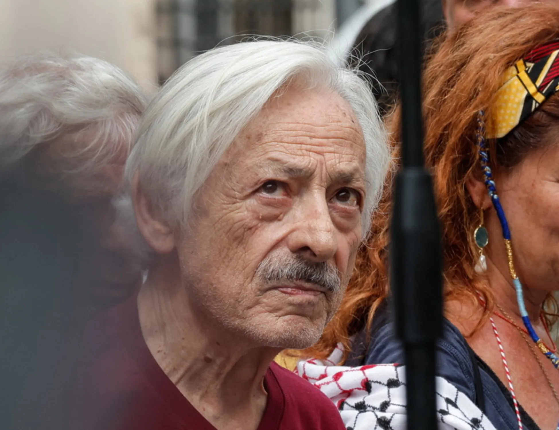 Leggi l'articolo: "Me l'ha tolto una manina di destra": delirio di Leo Gullotta