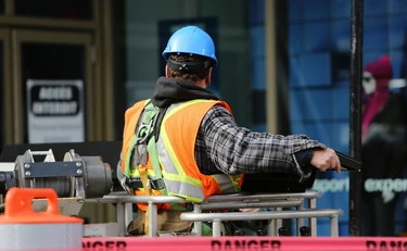 Il lavoro macina record e spazza via il precariato