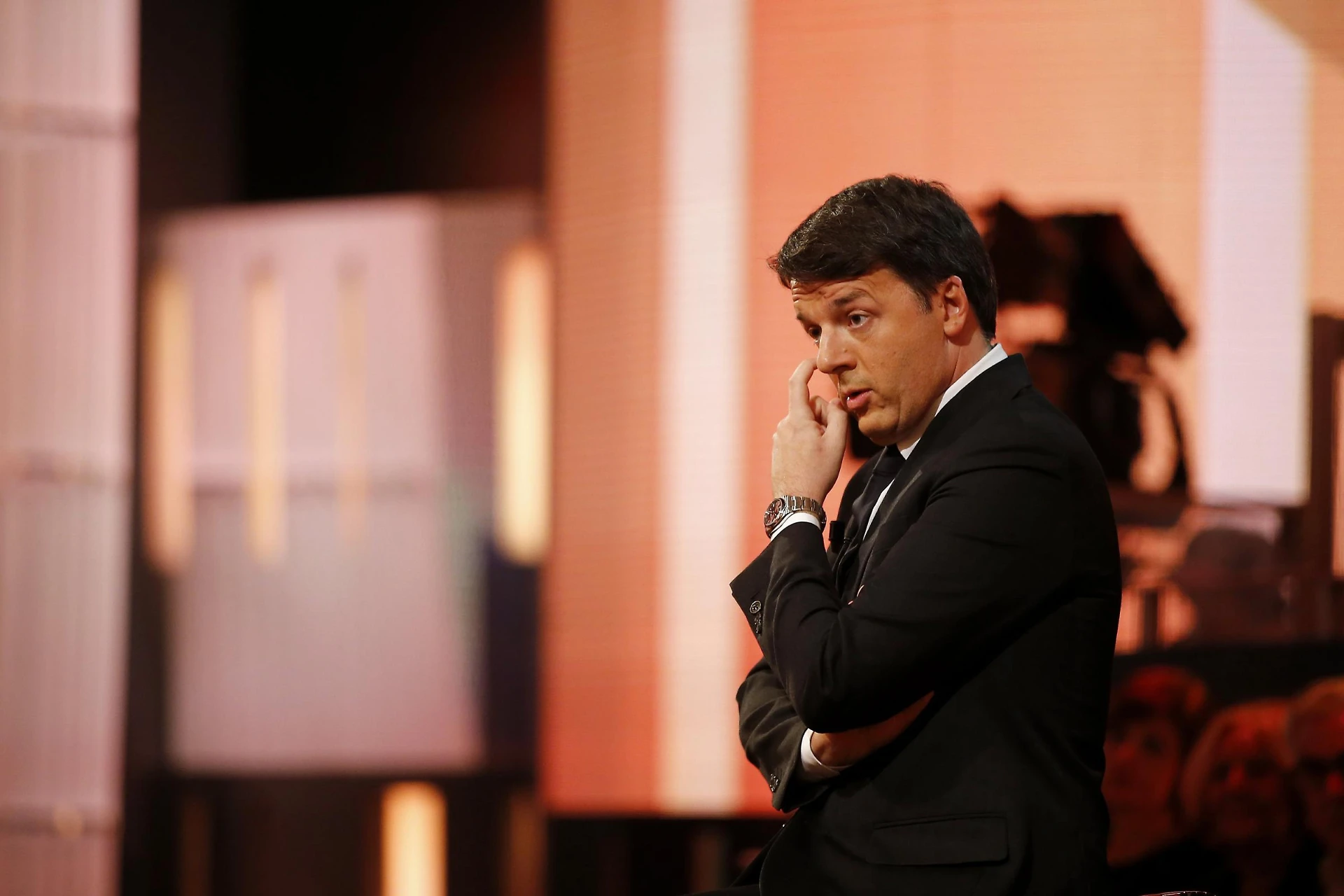 Renzi, il sondaggio catastrofe sulla sua scrivania: "Pd, quota 20%". Gira una voce nei corridoi: "Fermiamolo"