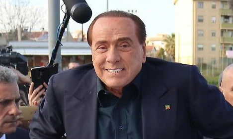 Silvio Berlusconi, lo schifo di don Farinella: "Si piscia sulle scarpe, ha il catetere"
