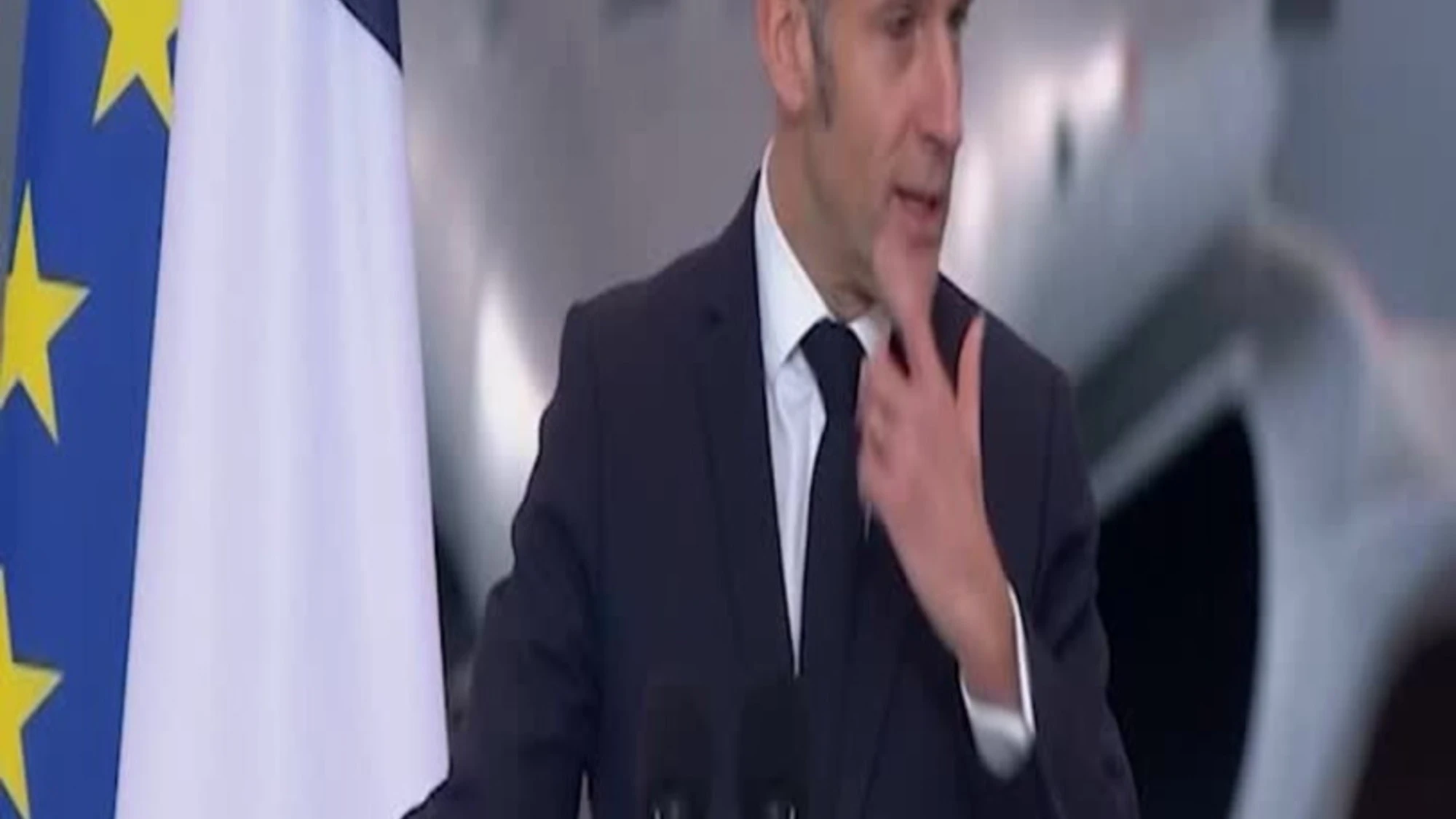 Emmanuel Macron preso a pugni in faccia? Come si presenta