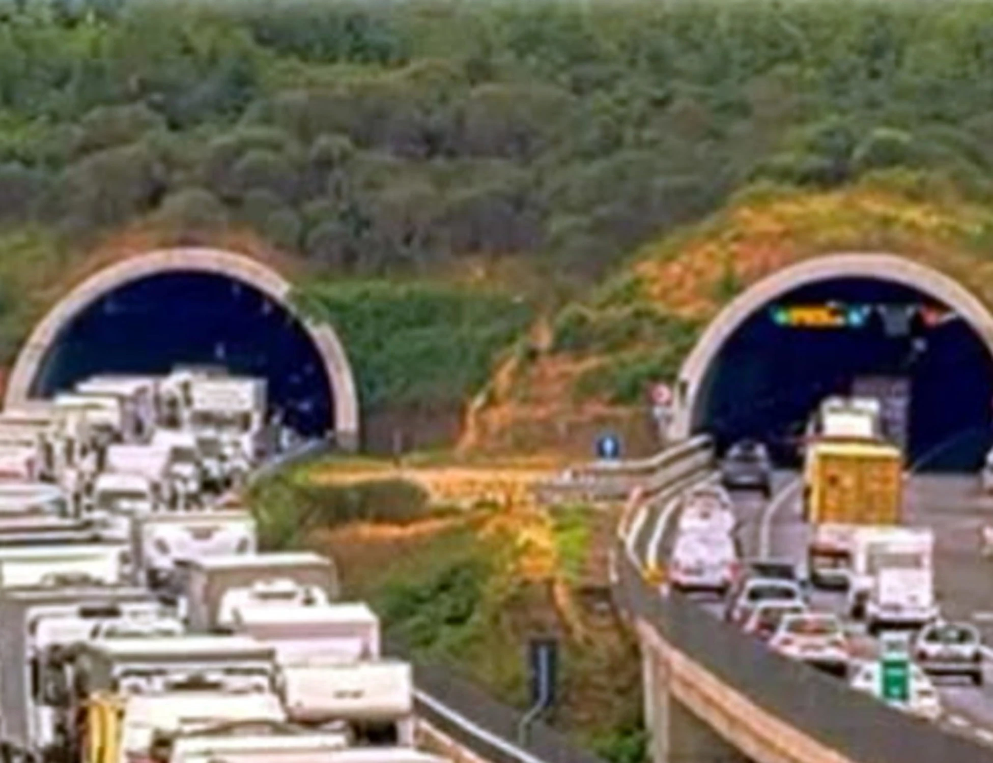 A1, inferno a Barberino del Mugello: auto contro tir, tre morti e due gravissimi