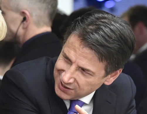 Immigrati, Giuseppe Conte ad Angela Merkel: "Tranquilla, ce li prendiamo noi"