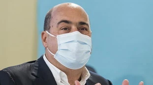 Nicola Zingaretti, l'attacco di Dagospia: "Si lamenta per le persone in strada? Se ci sono orari per uscire, la gente esce"