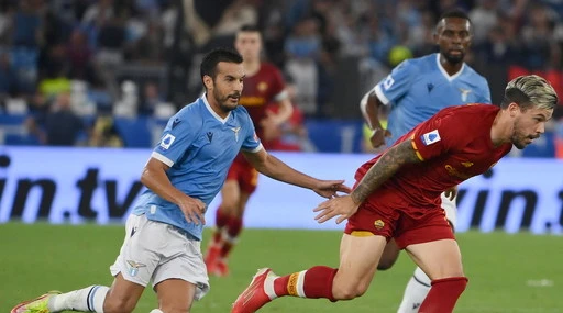 Serie A, la Lazio fa suo un derby show: 3-2 alla Roma. Mourinho: "Arbitro e Var non all'altezza"