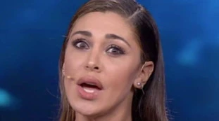 Belen Rodriguez sbotta contro gli odiatori: "Le mutande le cambio...". Voce cattivissima sul suo conto