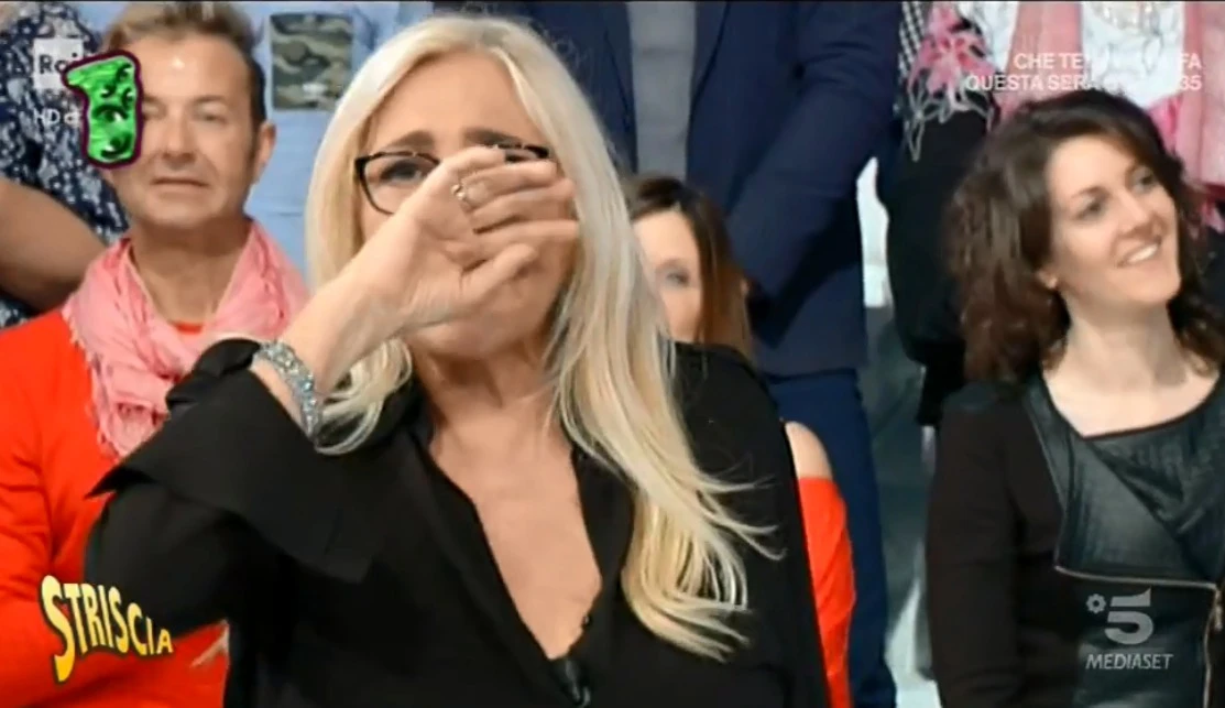 Striscia la notizia, il tremendo sospetto su Mara Venier: peto in diretta? Giudicate voi / Video