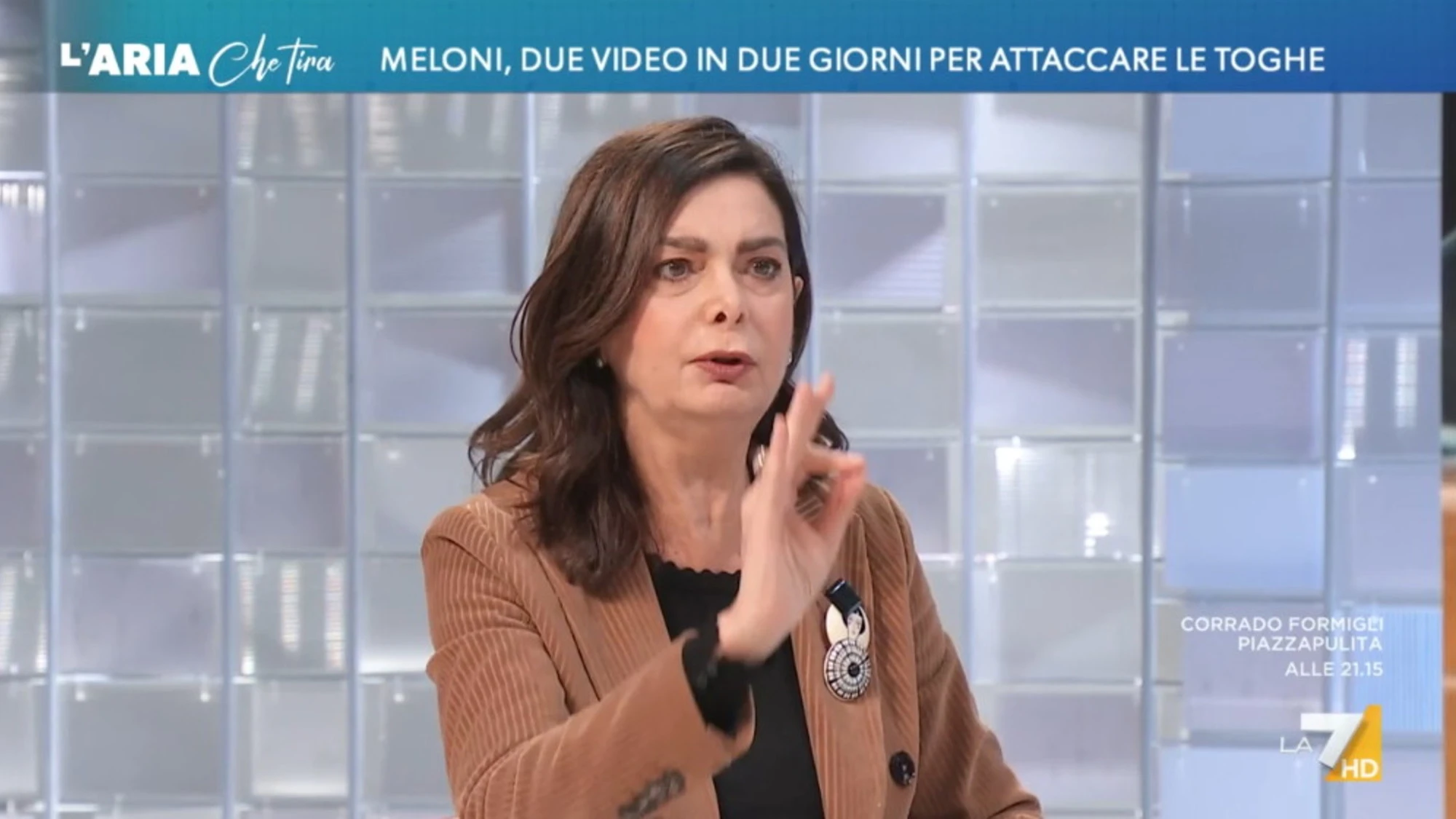 L'aria che tira, Laura Boldrini e l'imbarazzante difesa di Carola Rackete: "Lei, con i soldi..."