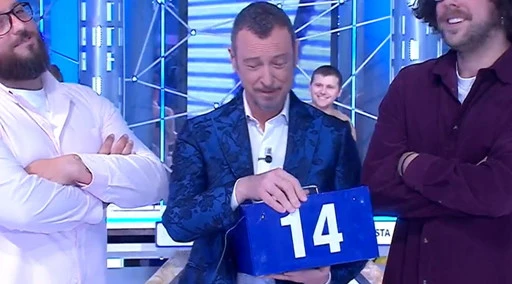 Affari Tuoi, raptus-Amadeus: "Credi di farci paura?". E schiera due bodyguard