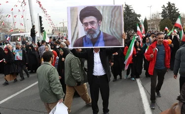 Iran, la guerra nel Golfo: la diretta. "L'erede di Khamenei bersaglio da eliminare"