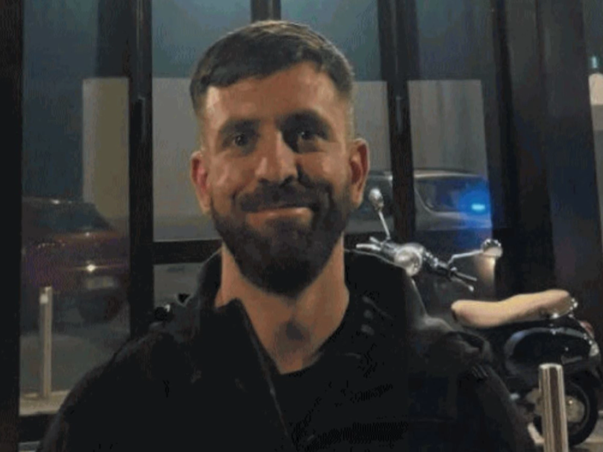 Mattia Tombolini sotto la redazione di Libero. Ecco la foto-avvertimento "C’è puzza di carogna"