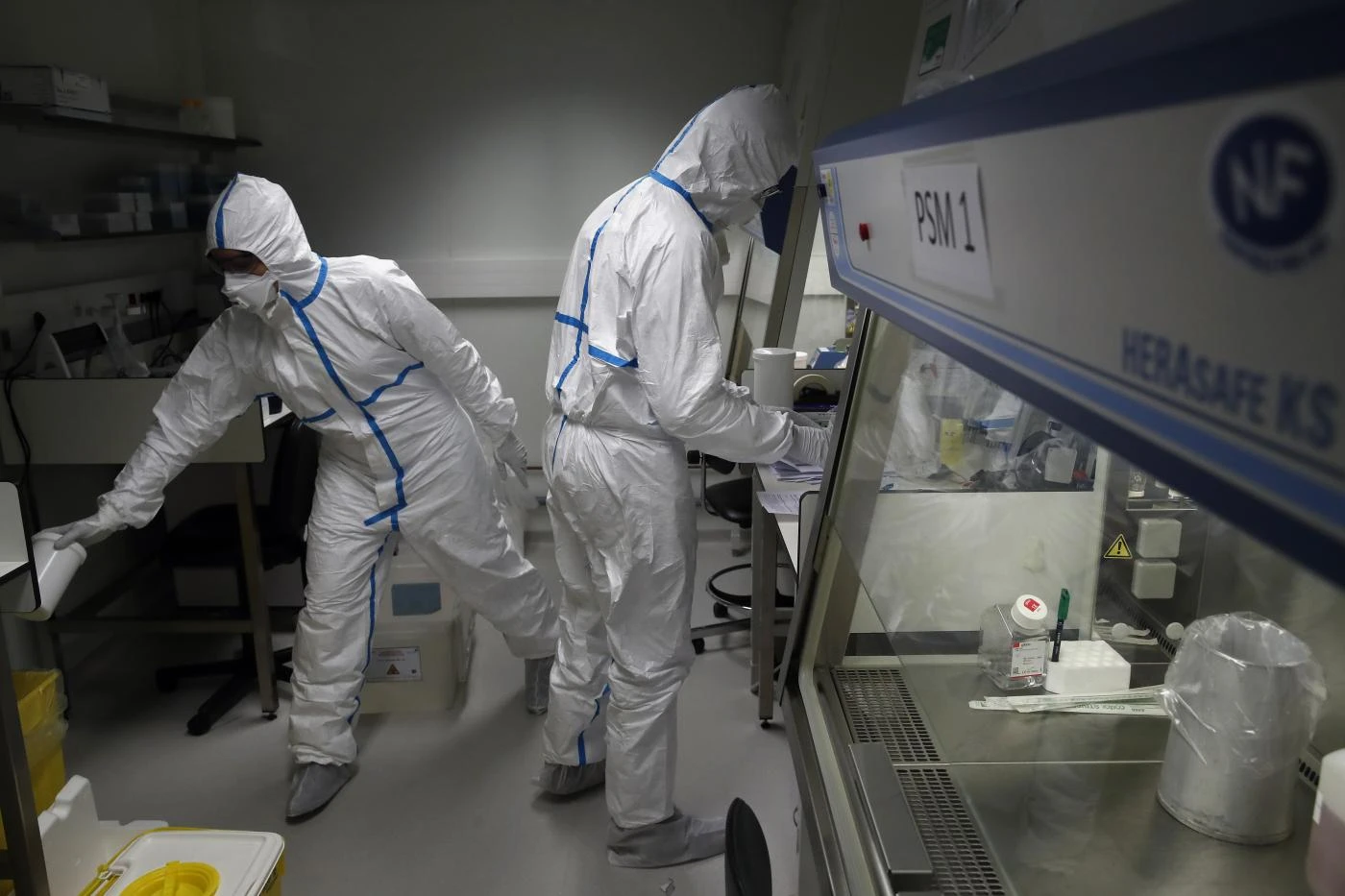 Coronavirus, la scoperta dei due biologi di Wuhan cambia tutto: &quot;Due laboratori nel mirino&quot;, cosa è successo