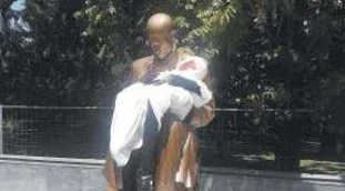 Indro Montanelli, altro sfregio: il fantoccio di una bimba eritrea in braccio alla statua