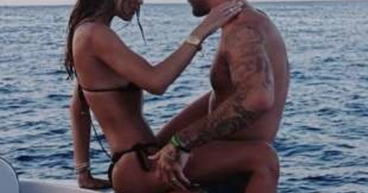 Belen Rodriguez, vendetta su De Martino: "Sono una coppia", la conferma sul nuovo uomo e l'abbraccio molto intimo