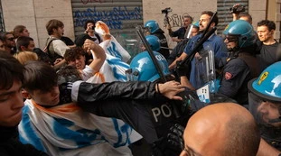 Meloni a Torino, Storace contro i compagni: ecco le botte "democratiche"