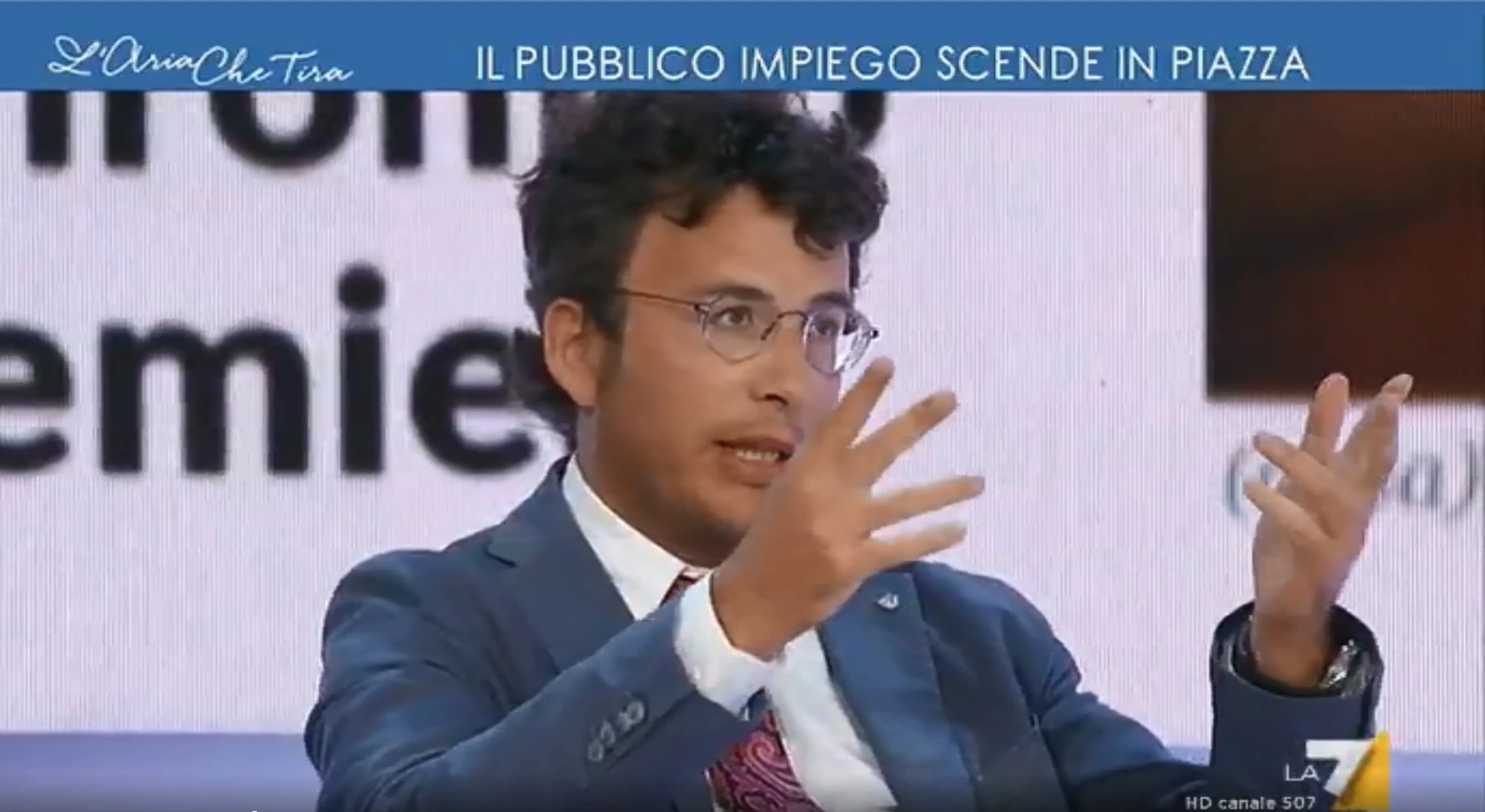Diego Fusaro a L'aria che tira contro i burocrati di Bruxelles: "Così la Ue ammazza deboli e lavoratori"