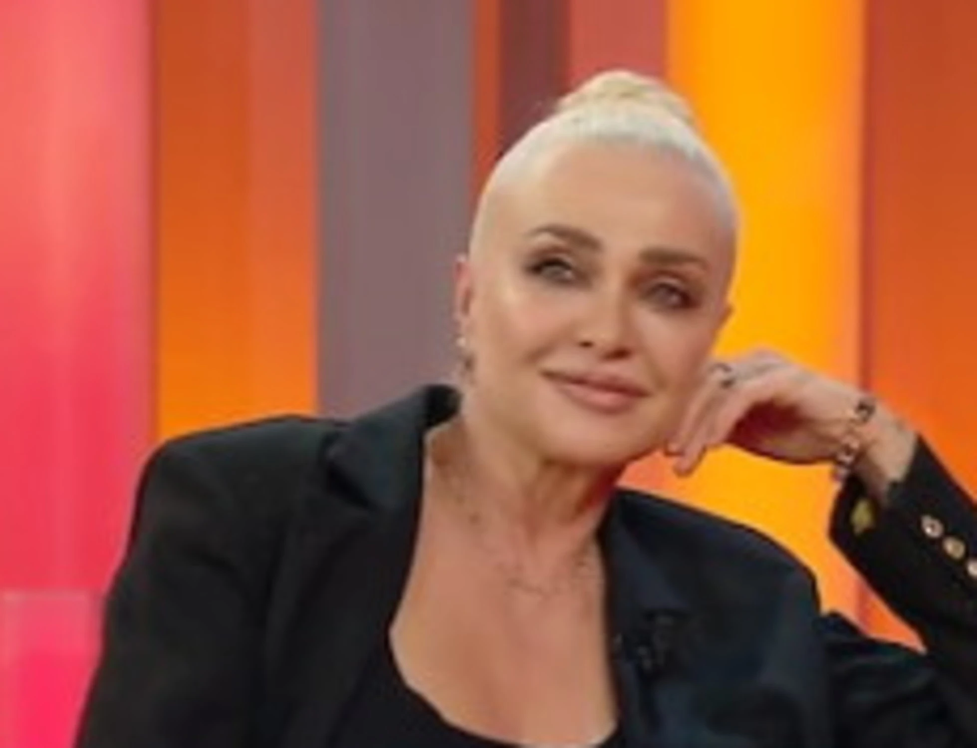 Paola Barale da bollino rosso: "Sesso e happy ending"