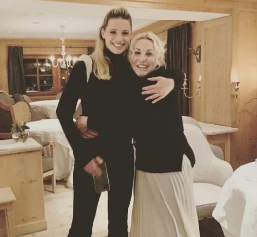 Antonella Clerici e Michelle Hunziker, sorprendente foto insieme in montagna: "Non siamo venute benissimo..."