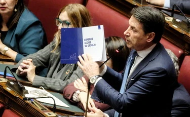 Giuseppe Conte farnetica in Aula: "Meloni non rida, prenda appunti. Cosa si vanta?"