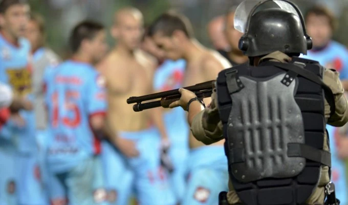 Fucili a pompa contro i calciatori: follia degli agenti in Libertadores