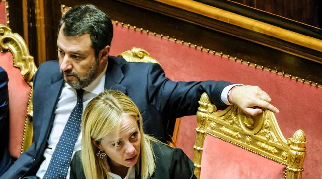 652x368