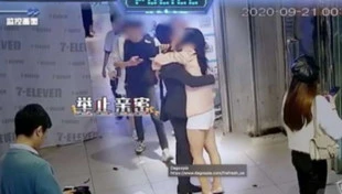 Moglie scopre le corna da un video della polizia, lui arriva in centrale con l'amate: finisce malissimo