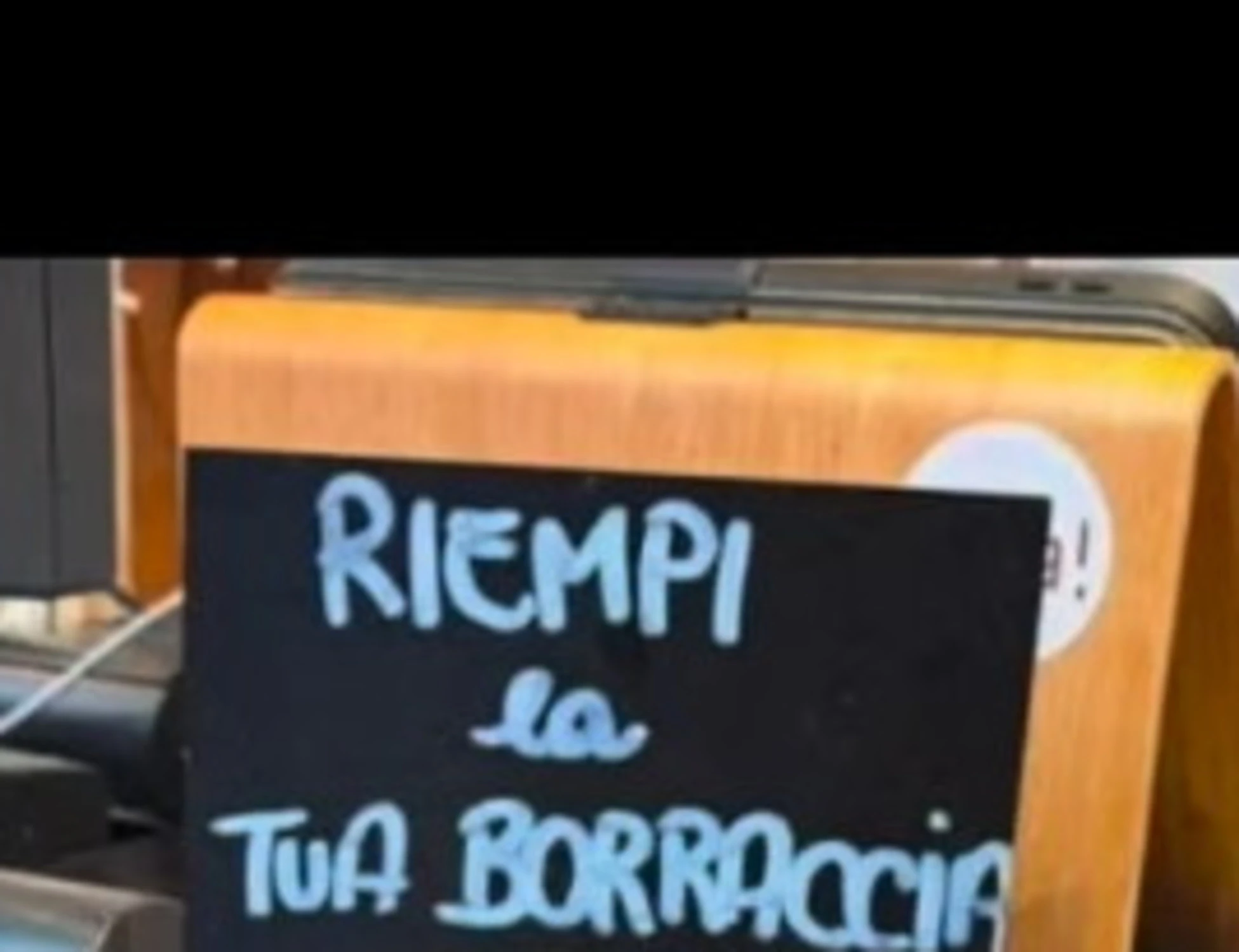Noli, il cartello in spiaggia: "Acqua? Riempi qui la borraccia". Ed è polemica