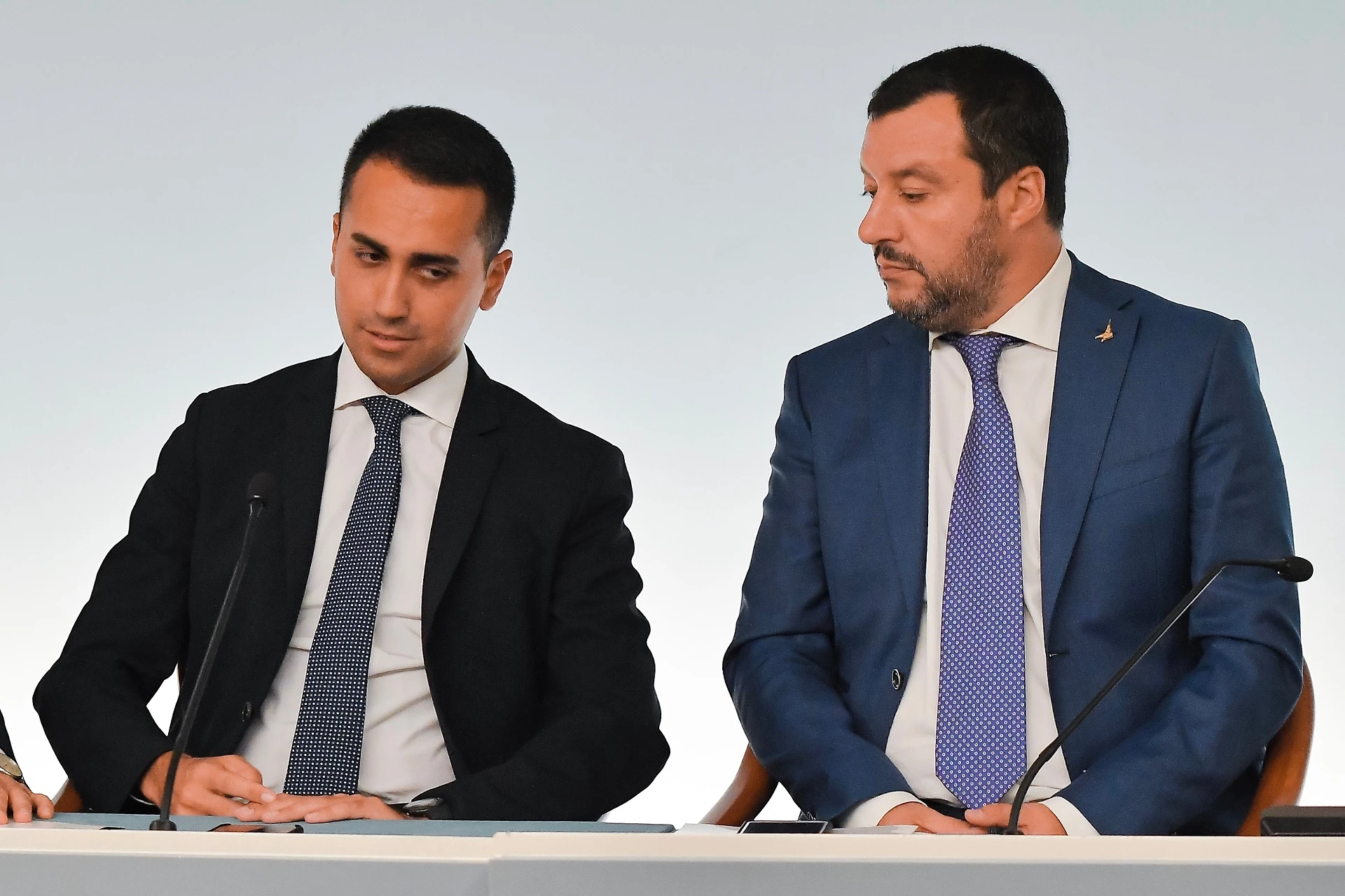 Matteo Salvini ride in faccia a Luigi Di Maio: il gesto clamoroso che umilia i grillini