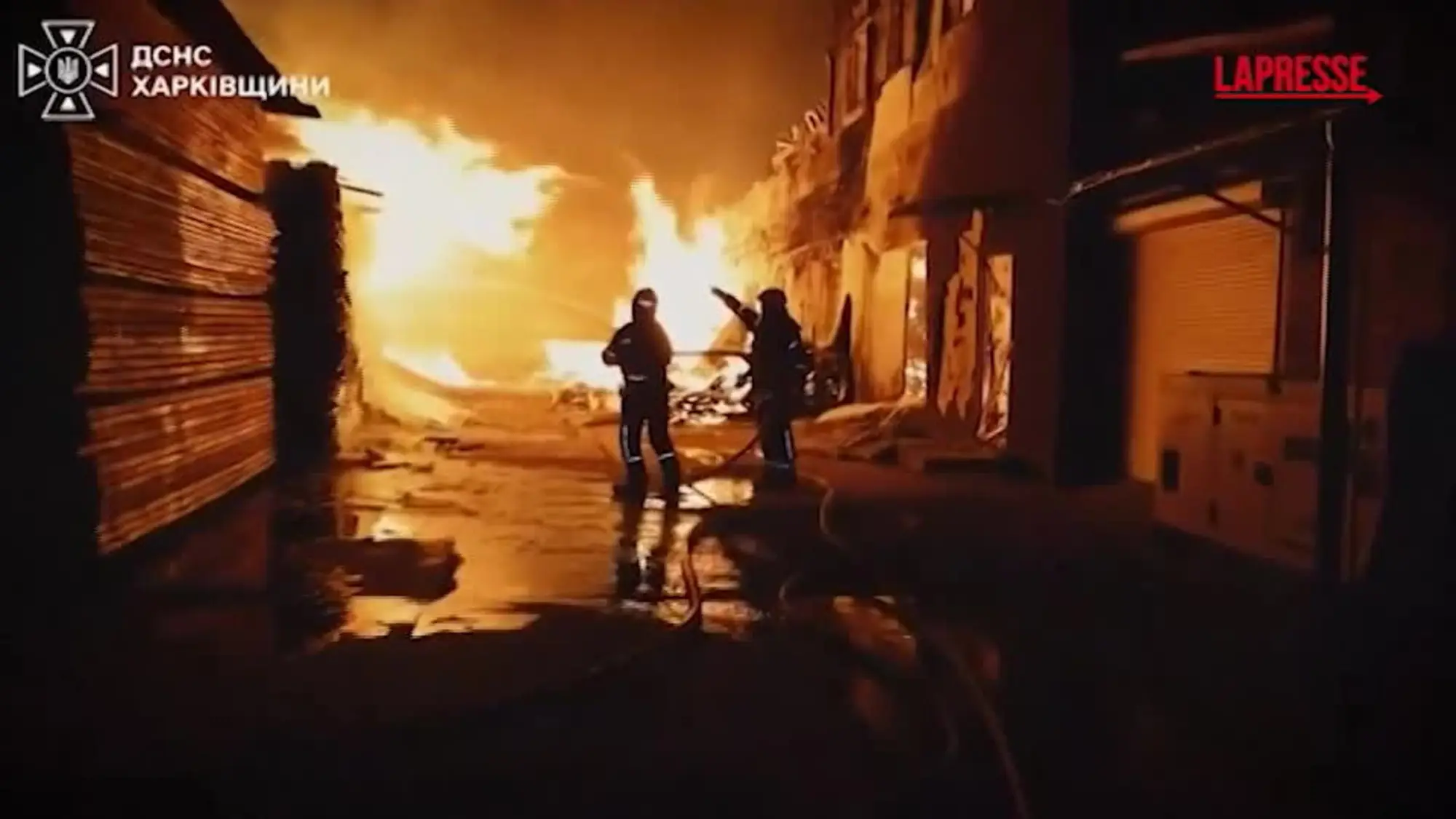 Ucraina, raid russo su Kharkiv provoca almeno 5 feriti: il video dei soccorsi